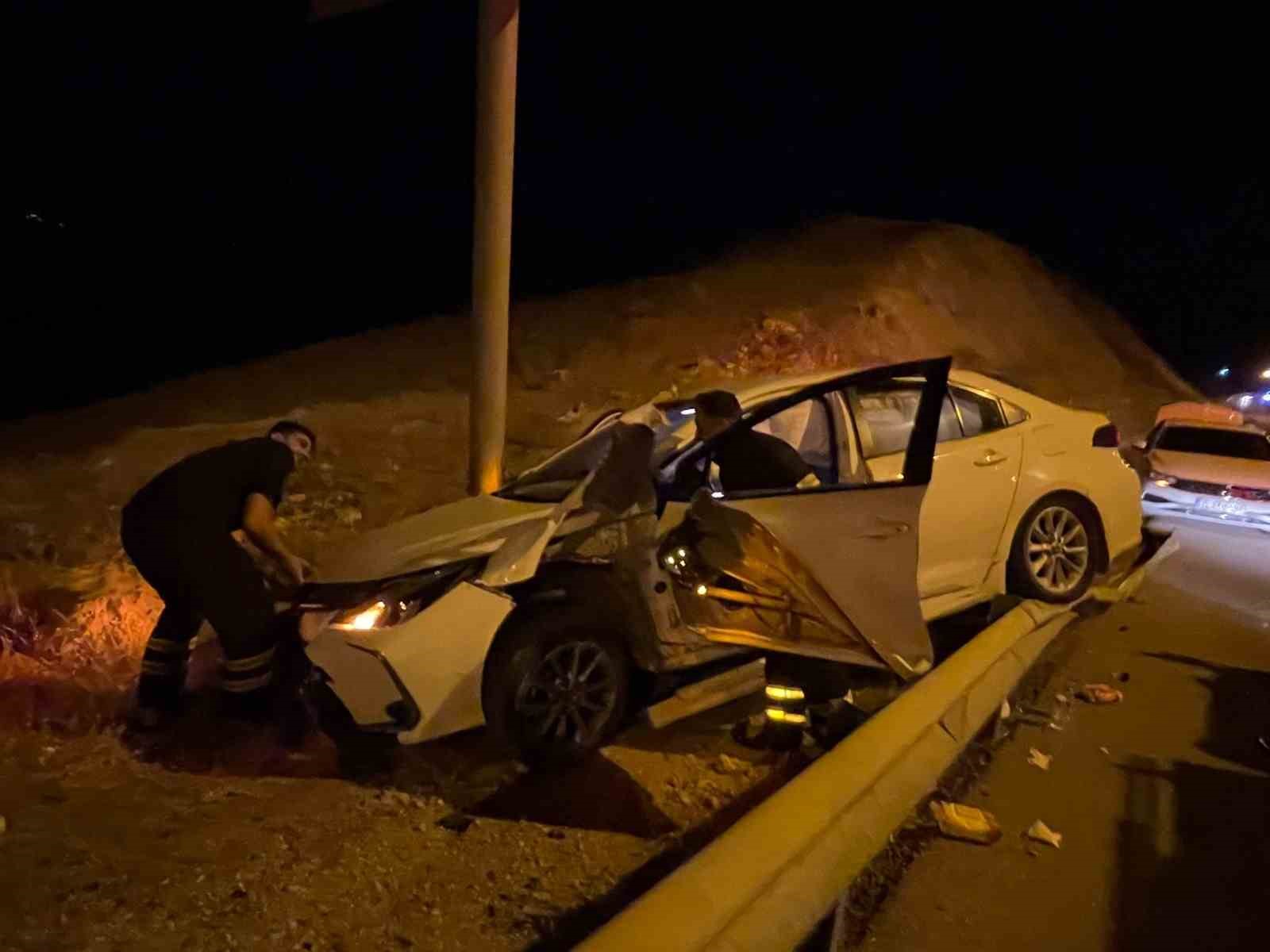 siirt-te-bariyere-carpan-otomobil-alev-aldi-1-yarali