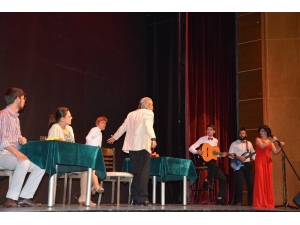 ’Berber’ Oyunu Efeler’de Ayakta Alkışlandı