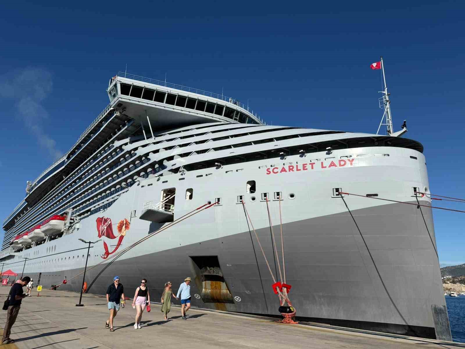 bodrum-a-dev-kruvaziyer-ile-2-bin-637-turist-geldi