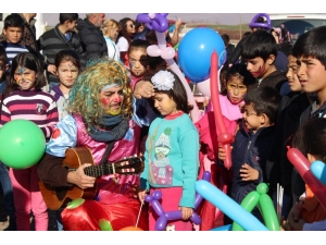 500 Kilometreden Gelip, Çocukların Gönlünü Isıttılar