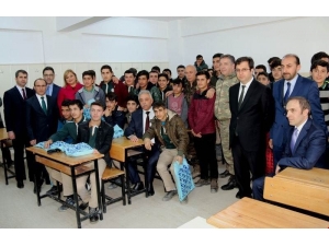 Hakkari’de Üniversite Sınavına Hazırlanan Öğrencilere Kitap Desteği