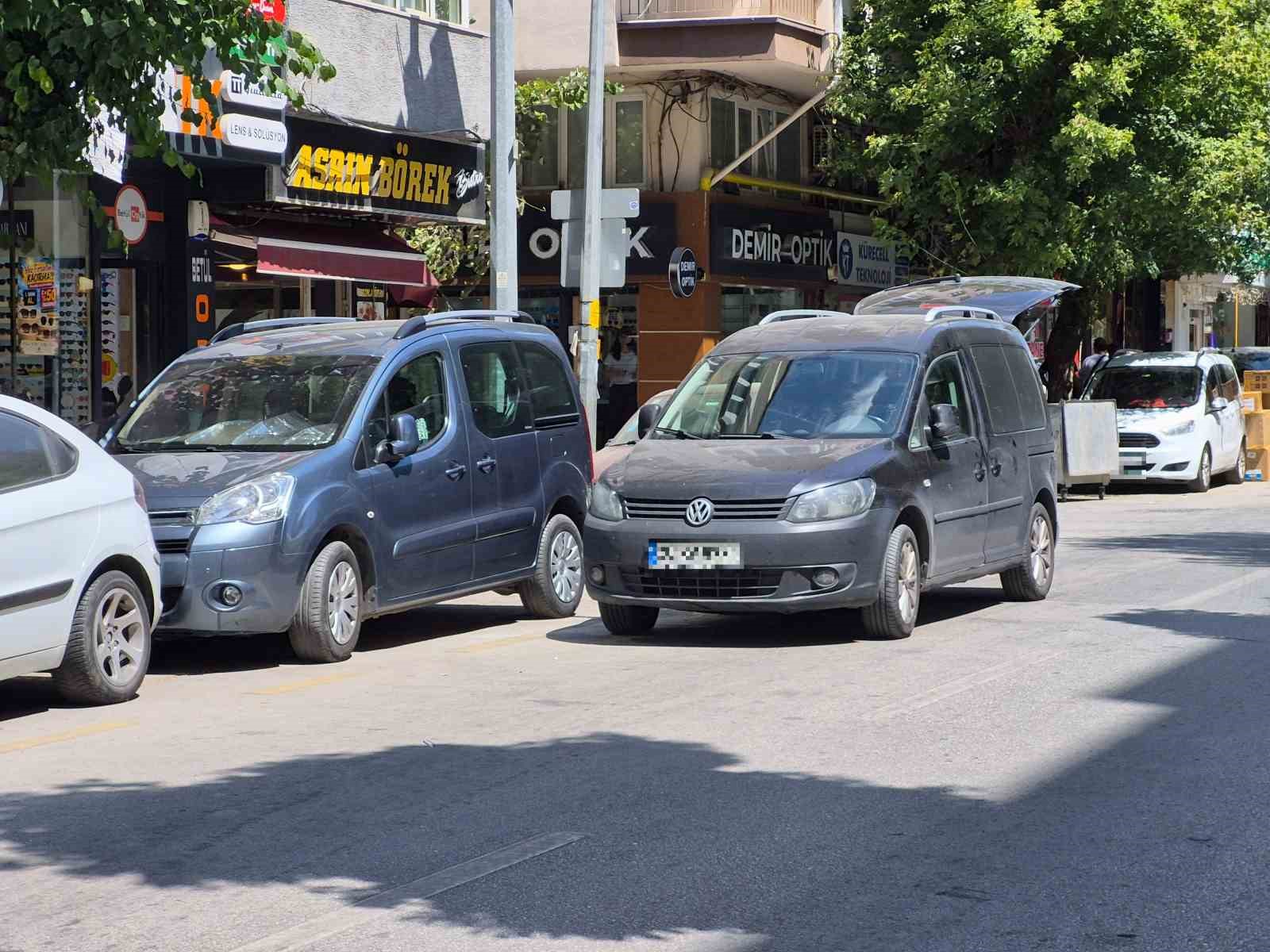 sair-fuzuli-caddesi-cift-sira-parktan-kurtulamiyor