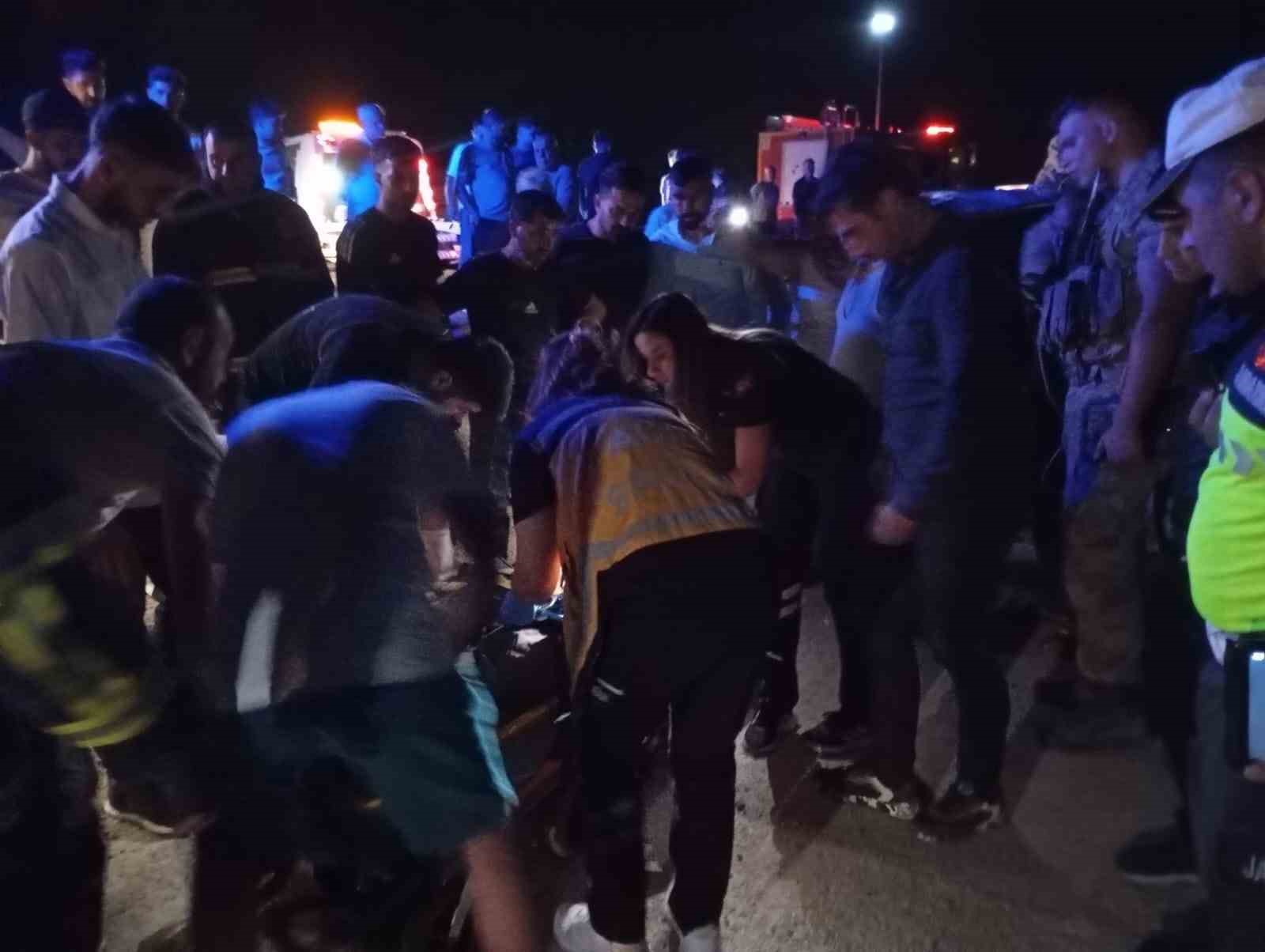 mardin-de-devrilen-hafif-ticari-aracin-surucusu-agir-yaralandi