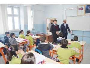 Hozat’ta Öğrencilere Yardımcı Kaynak Kitap Hediye Edildi