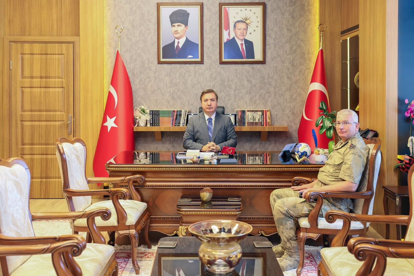 erzincan-valisi-aydogdu-il-jandarma-komutani-altundarak-i-kabul-etti