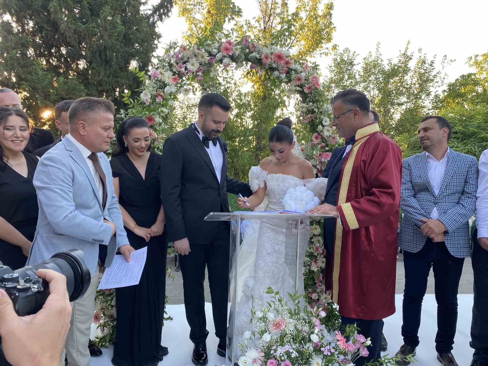 baskan-okuzcuoglu-nun-en-mutlu-imzasi