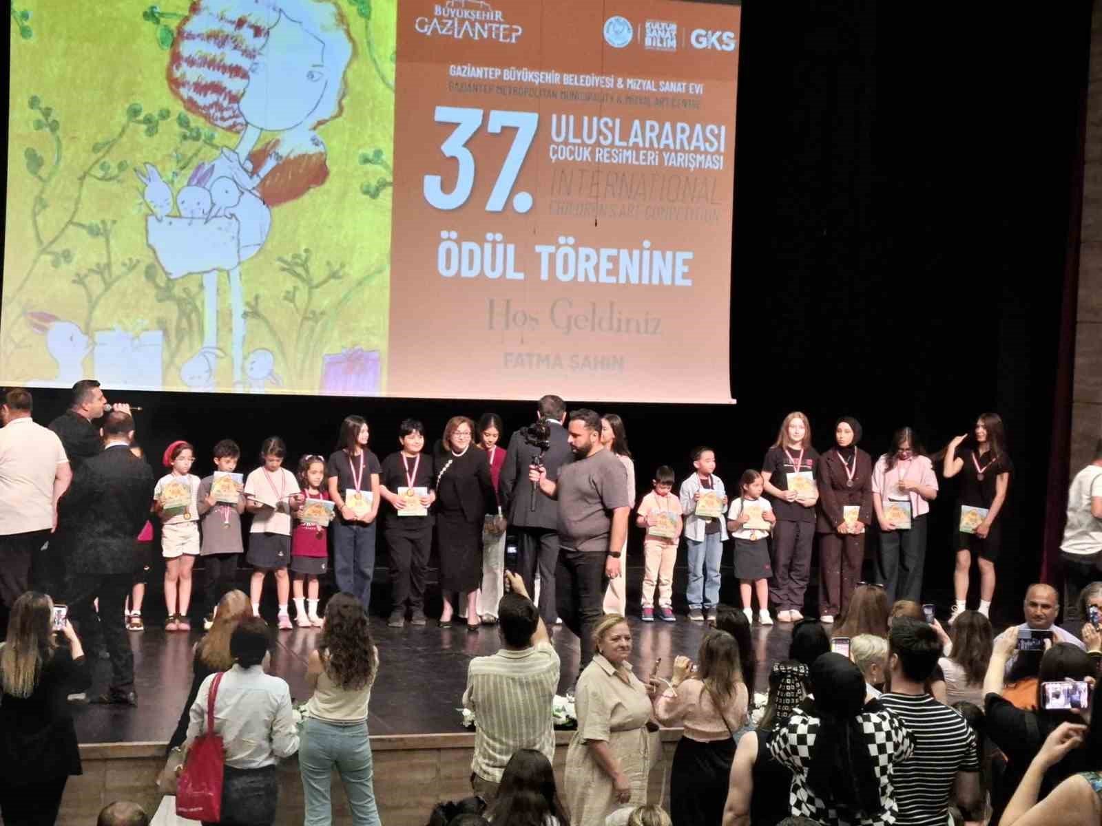 gkv-li-minik-ressamlardan-uluslararasi-sanat-zaferi