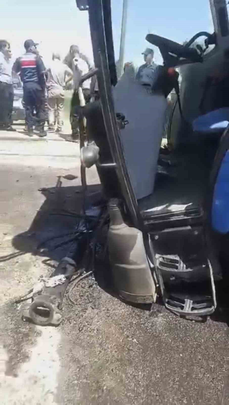 mus-ta-yolcu-treninin-carptigi-traktor-ikiye-ayrildi