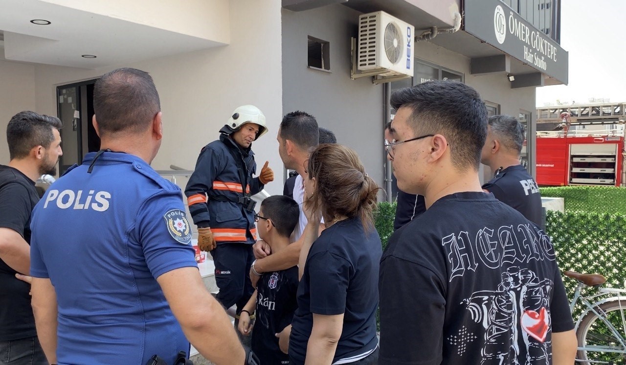 mersin-de-10-katli-binada-yangin-saglik-ekipleri-dumandan-etkilenenlere-mudahale-etti