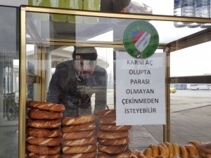 Bu Tezgahta Parası Olmayıp Aç Olana Simit Bedava