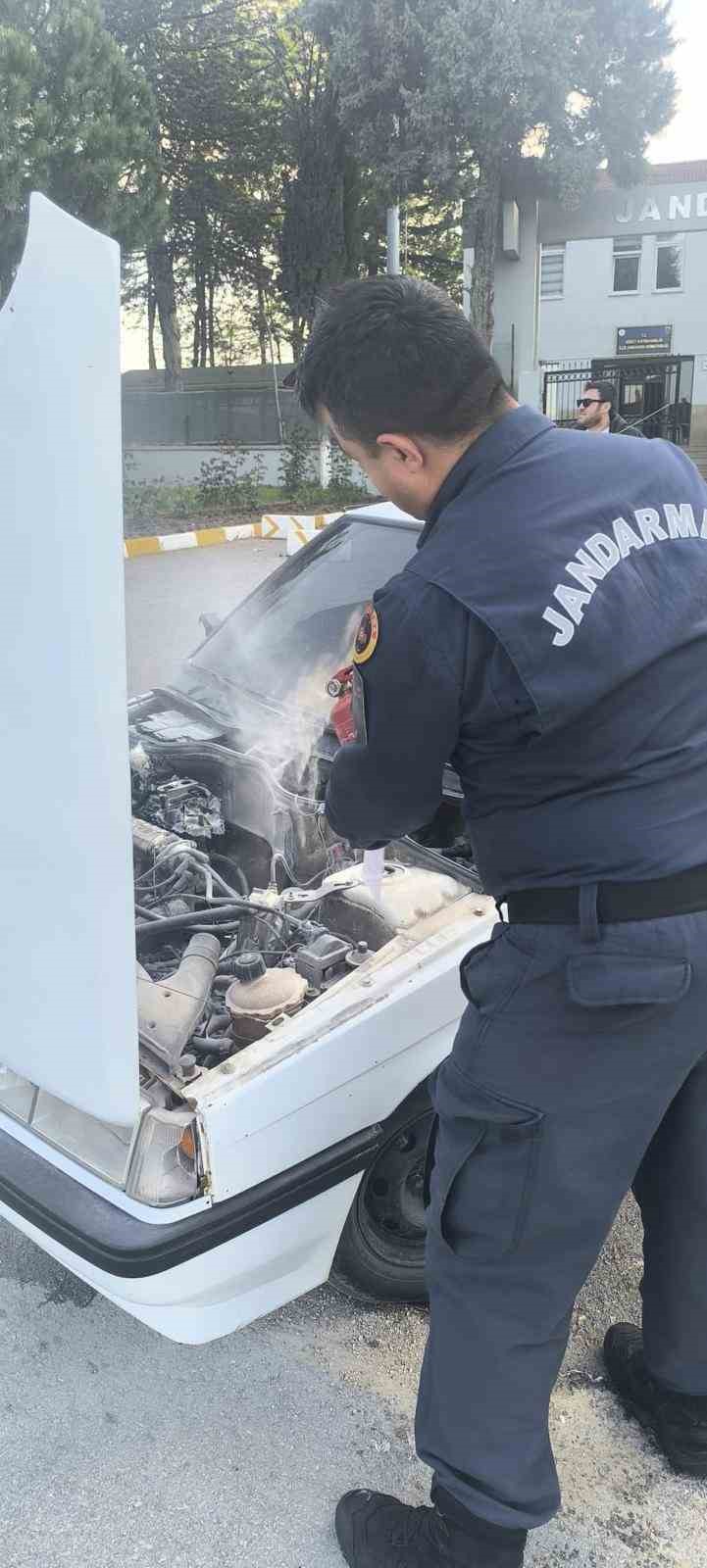 bilecik-te-park-halindeki-arac-bir-anda-alev-aldi