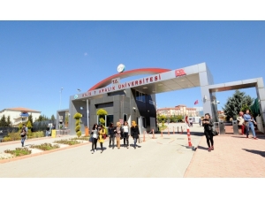 7 Aralık Üniversitesi Akademik Performansı İle Göz Dolduruyor