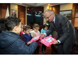 Minik Ellerden, Başkan Yılmazer’e Hediye