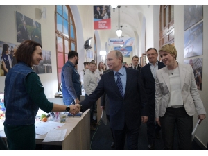 Rusya Devlet Başkanı Putin, Seçim Merkezini Ziyaret Etti