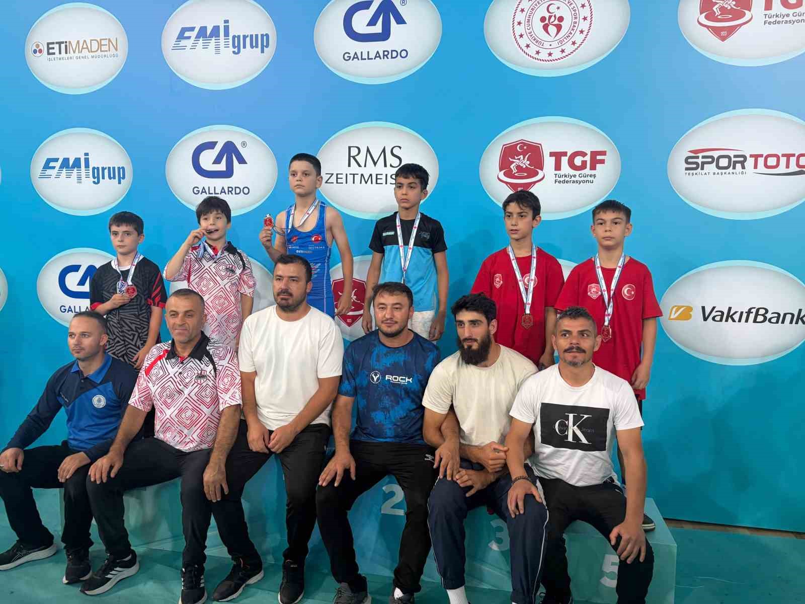 eskisehirli-minik-guresci-ahmet-efe-aykol-turkiye-5-incisi-oldu