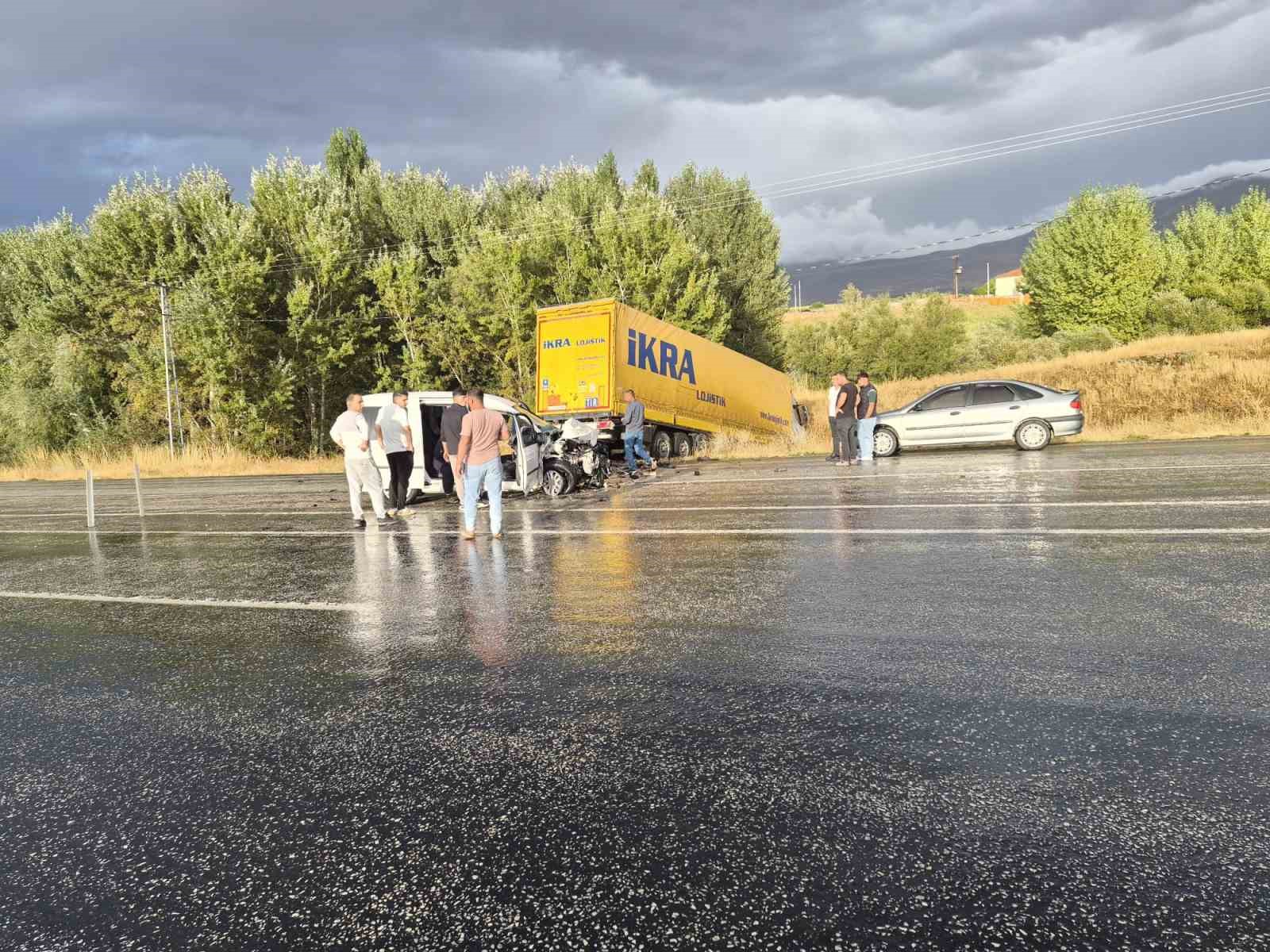 malatya-da-tir-ile-otomobil-carpisti-4-yarali