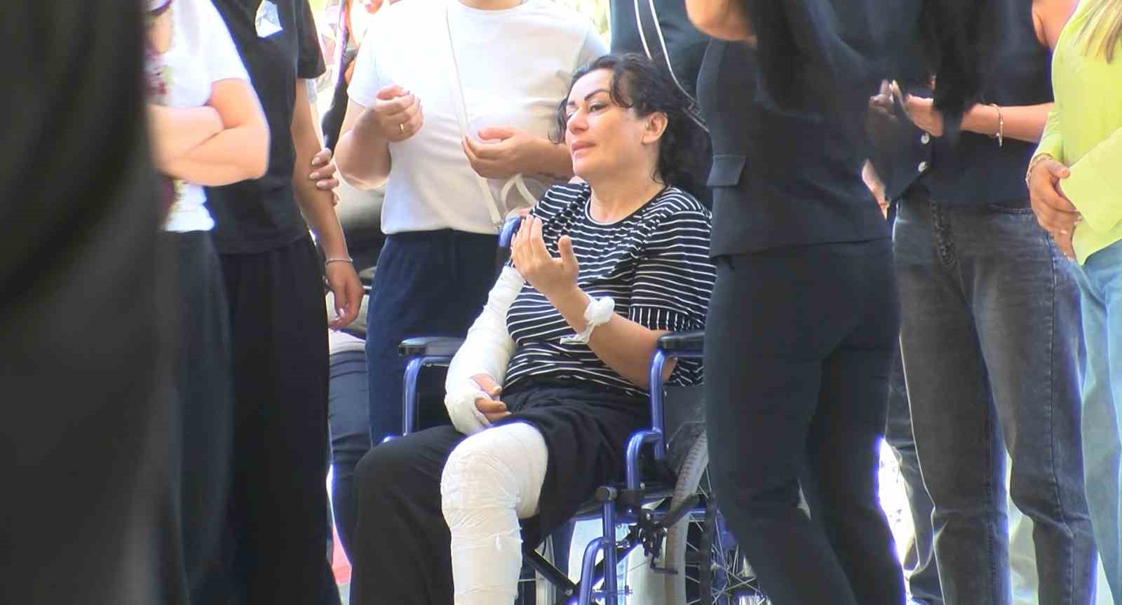 katledilen-baba-ve-oglu-defnedildi-anne-cenazeye-tekerlekli-sandalyeyle-katildi
