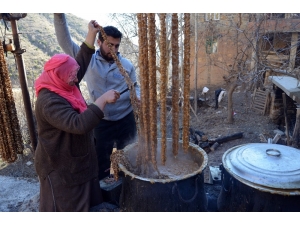 Sason’da Tonlarca Cevizli Sucuk Üretiliyor