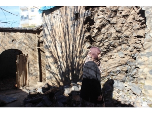 Yaşlı Kadın Harabe Evde Yaşam Mücadelesi Veriyor