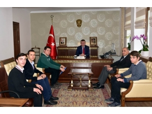 Gençler Projelerini Vali Büyükakın’a Anlattı