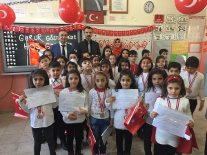 Minik Öğrenciler İstiklal Marşının 10 Kıtasını Ezbere Okudu