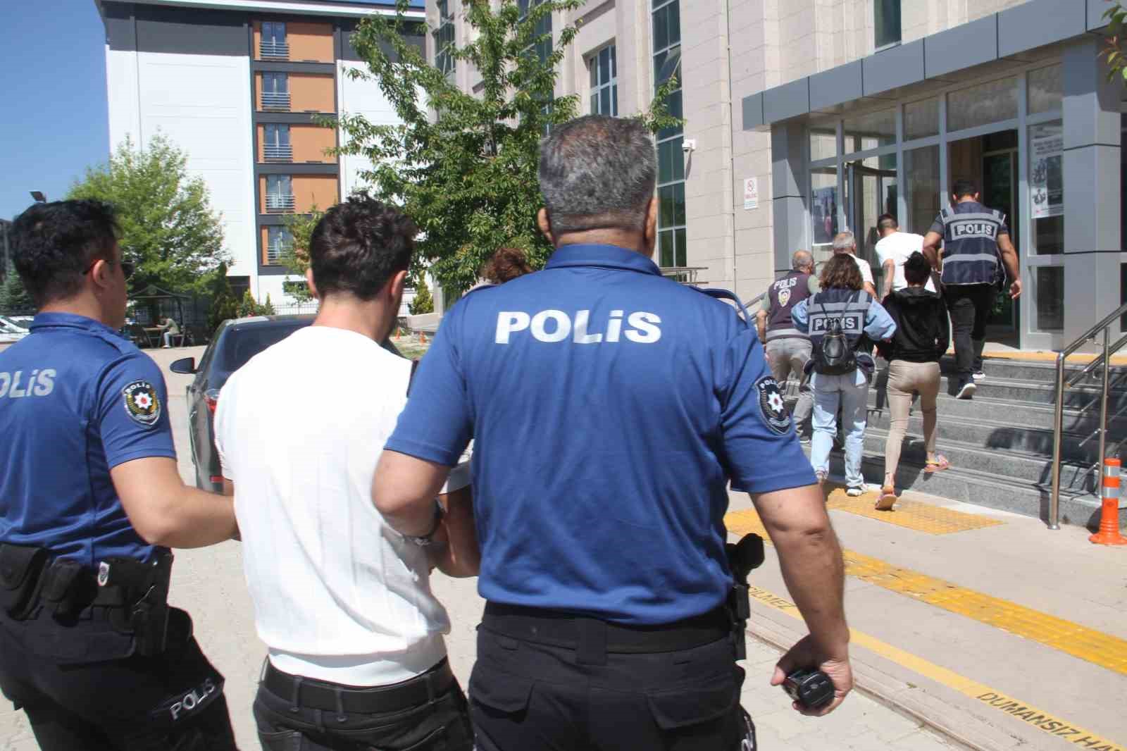 konya-da-sahte-altin-dolandiricilari-adliyeye-sevk-edildi