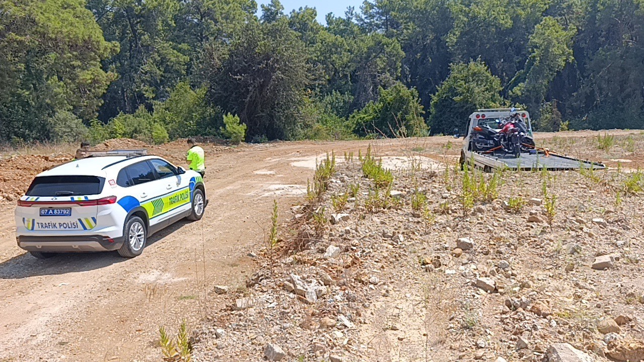 trafik-uygulamasini-gorunce-motosikletini-ormanlik-alana-birakip-kacti-cezadan-kacamadi