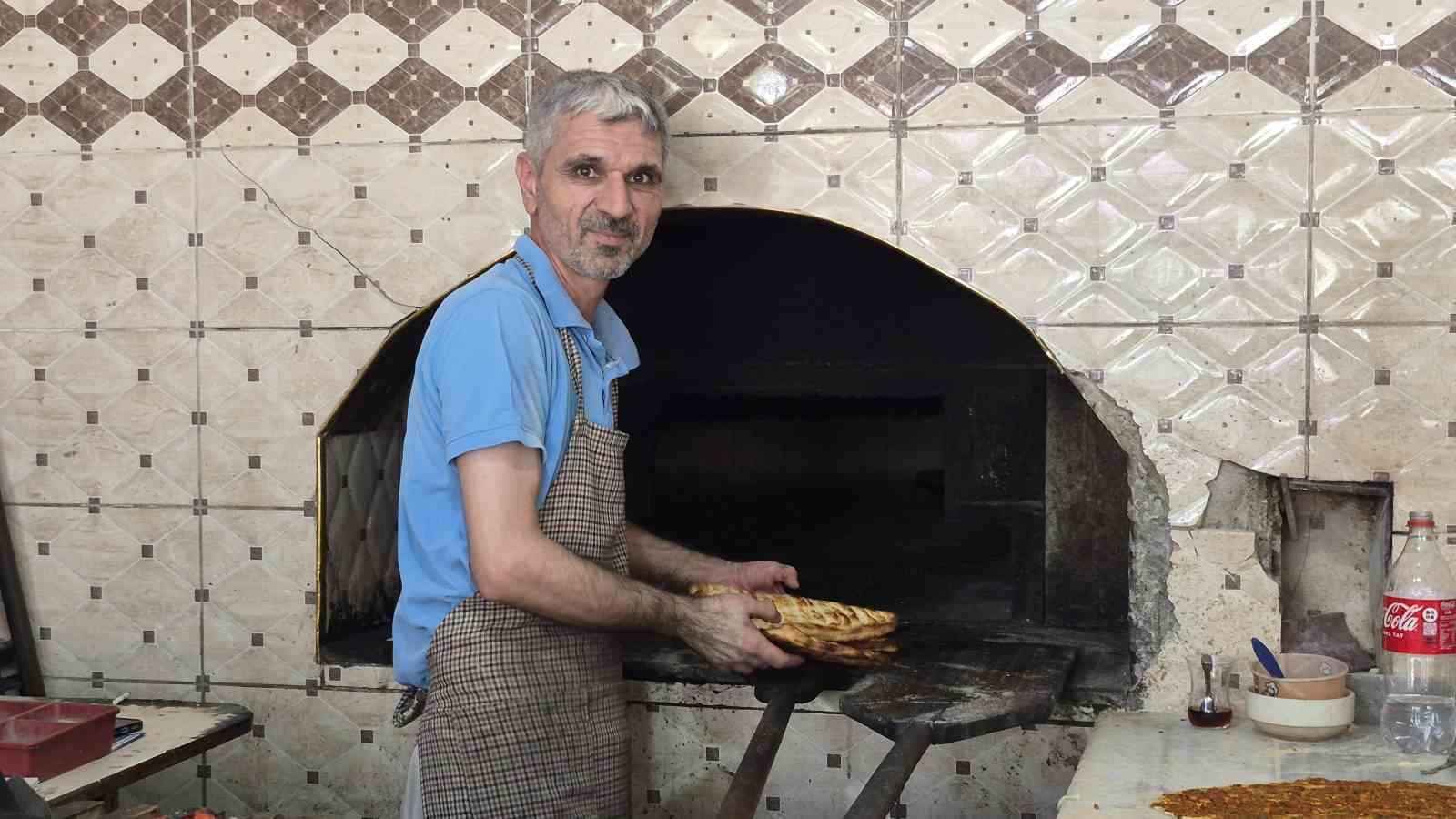adiyaman-da-400-derecelik-firinin-basinda-ekmek-mesaisi