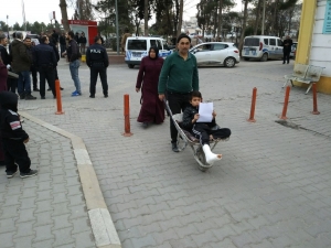 Ayağı Kırılan Oğlunu El Arabasıyla Hastaneye Götürdü