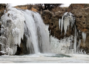 Muradiye Şelalesi Kısmen Dondu