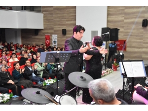 Alaşehir Belediyesi Türk Sanat Müziği Korosu Yılın İlk Konserini Verdi