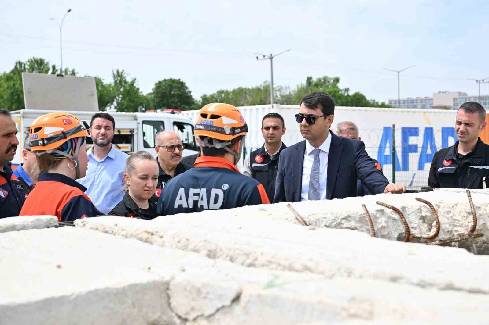 usak-valisi-kartal-dan-afad-a-ziyaret