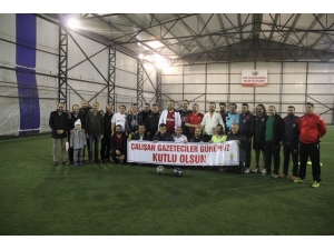 Ak Parti İle Gazeteciler Dostluk Maçında Karşılaştı