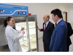 Rektör Karacoşkun, Araştırma Laboratuvarını İnceledi