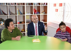 Başkan Altun, Engelsiz Yaşam Merkezi Ziyaret Etti