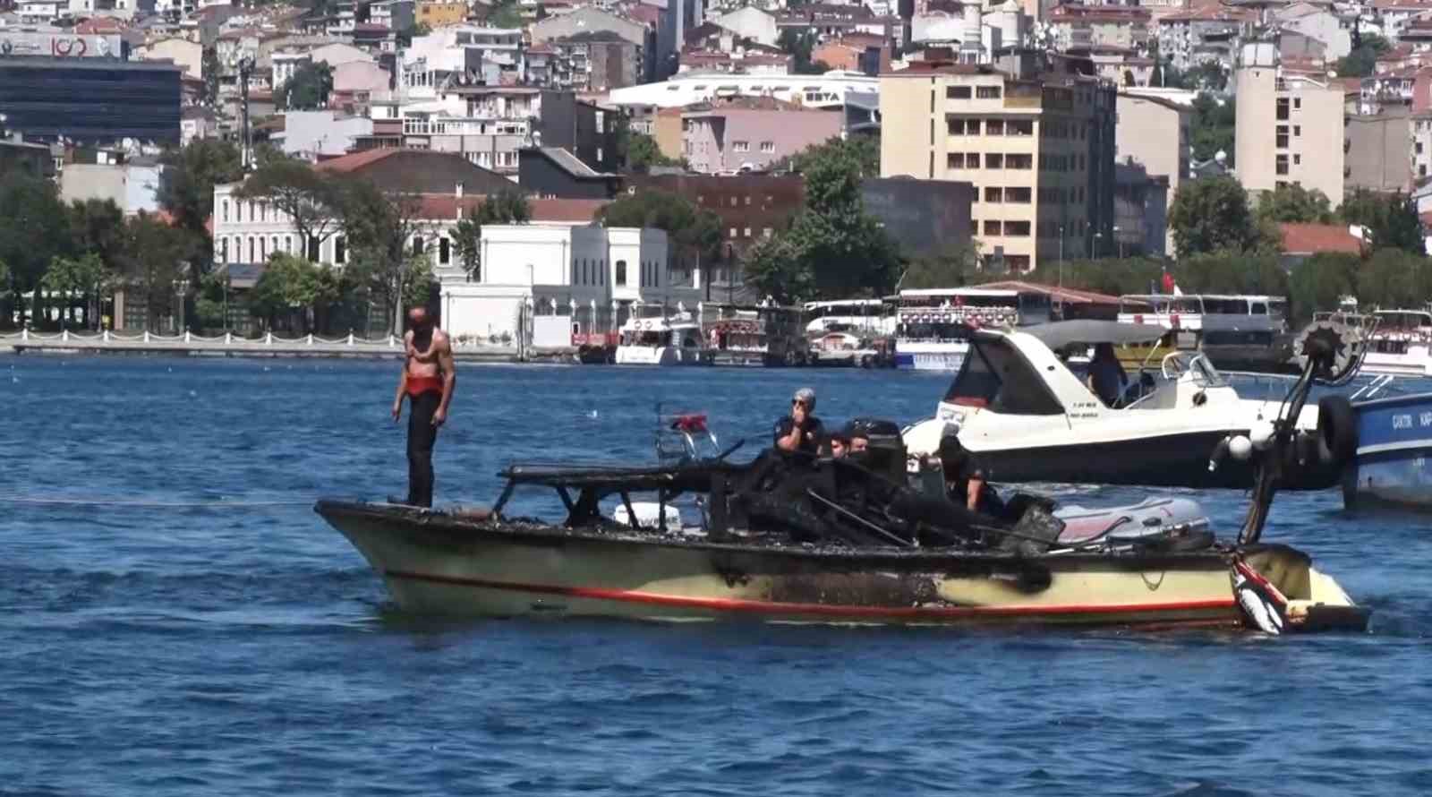 balat-sahilinde-tekne-alev-alev-yandi-baba-ve-ogul-denize-atlayarak-kurtuldu