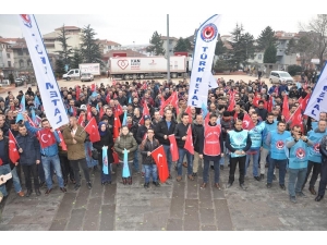 Türk Metal Sendikasına Üyesi Fabrika Çalışanları Meydana İndi