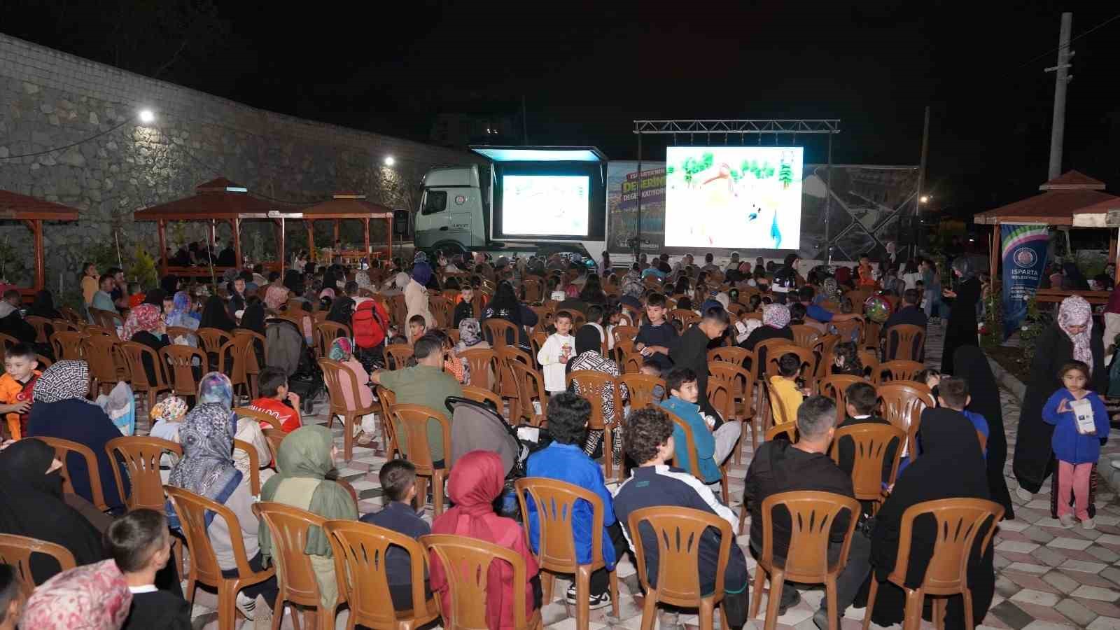 isparta-belediyesi-nden-sav-da-cocuklara-acik-hava-sinemasi