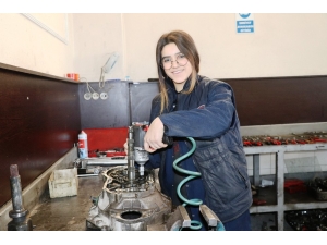 Oto Tamircisi Genç Kız, Yerli Otomobil Üretiminde Görev Almak İstiyor