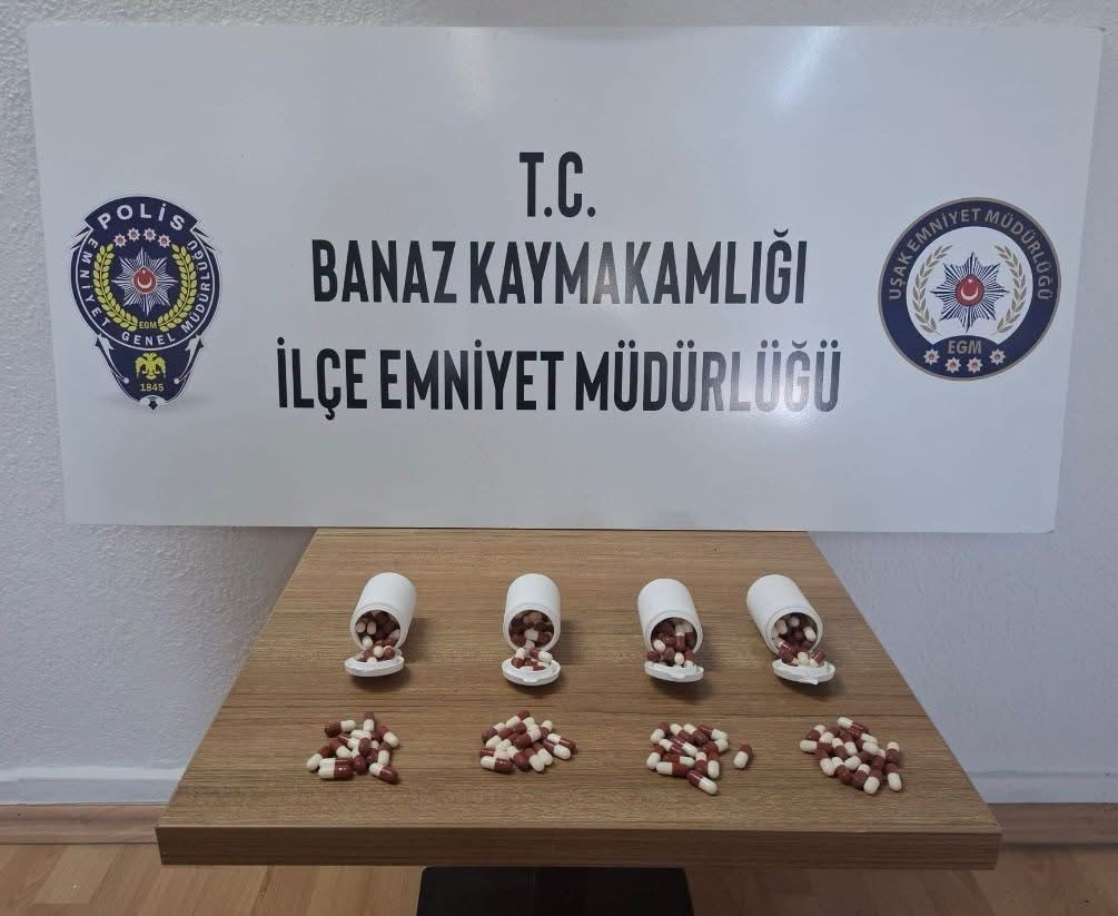usak-ta-polisten-kacan-aractan-atilan-posette-197-adet-sentetik-ecza-hapi-ele-gecirildi