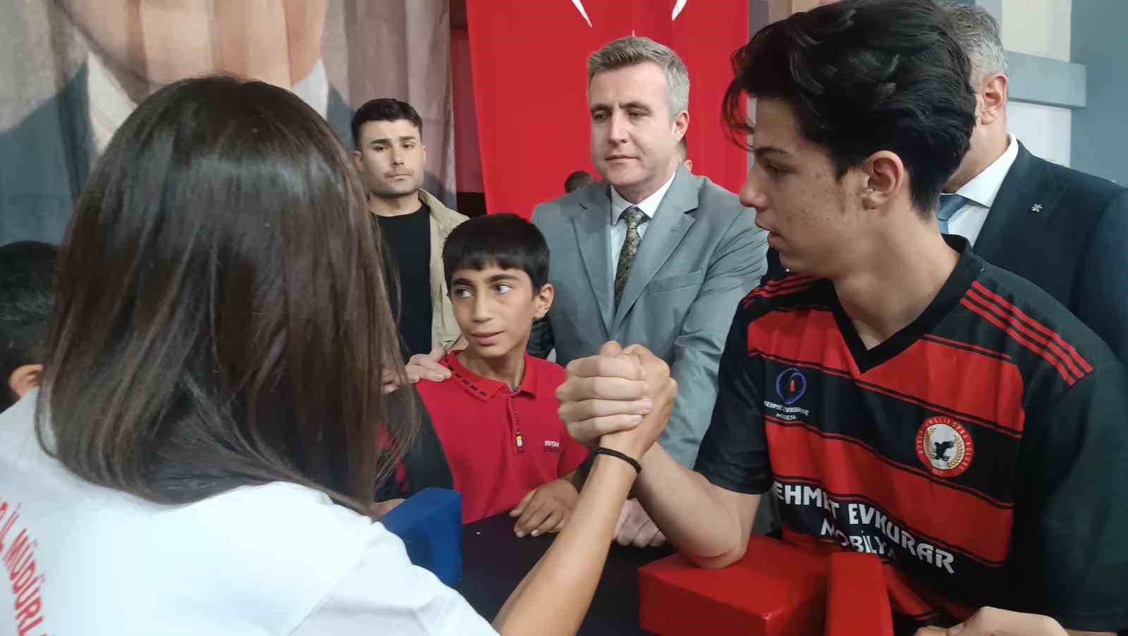 ozalp-ta-genclik-ve-spor-festivali-duzenlendi