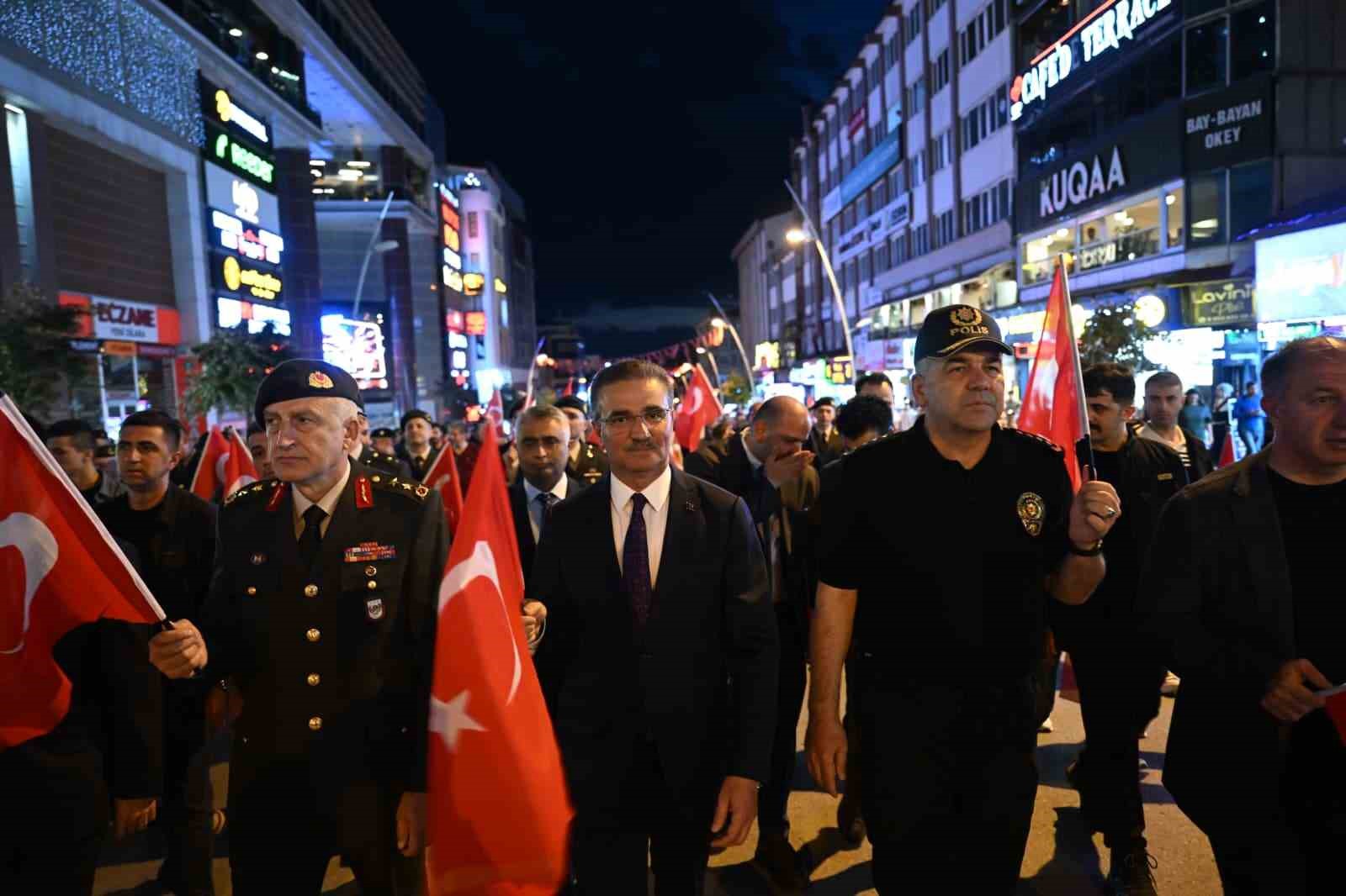 erzurum-da-107-yillik-cosku-fener-alayi-ile-renklendi