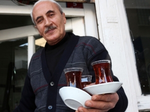 Yarım Asırdır Aynı Kahvede Çay Demliyor