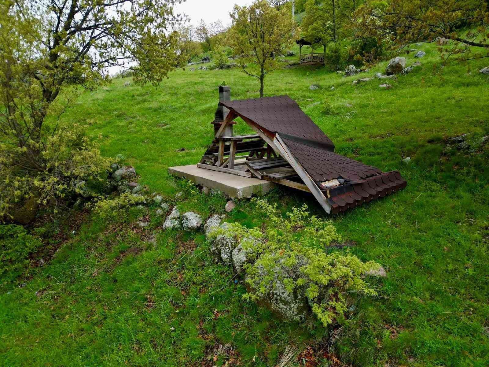 tabiat-parki-vandallarin-hedefi-oldu-milyonluk-zarar-olustu