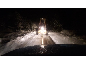 Manisa’nın Yüksek Kesimlerinde Karla Mücadele Aralıksız Sürüyor