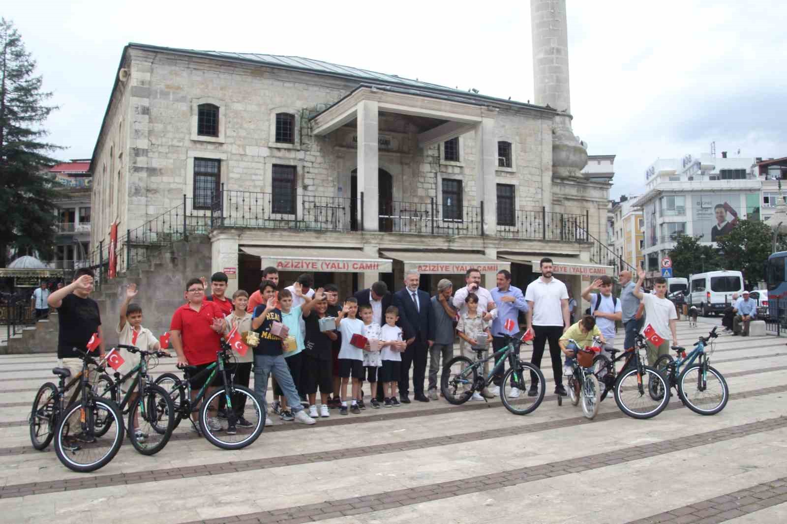 ordu-da-yaz-kur-an-kursu-ogrencilerine-bisiklet-ve-paten-hediye-edildi