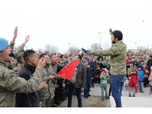 Sanatçı Yusuf Güney’den Mehmetçik’e Moral Konseri