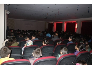 Tutaklılar Sinema İle Tanıştı