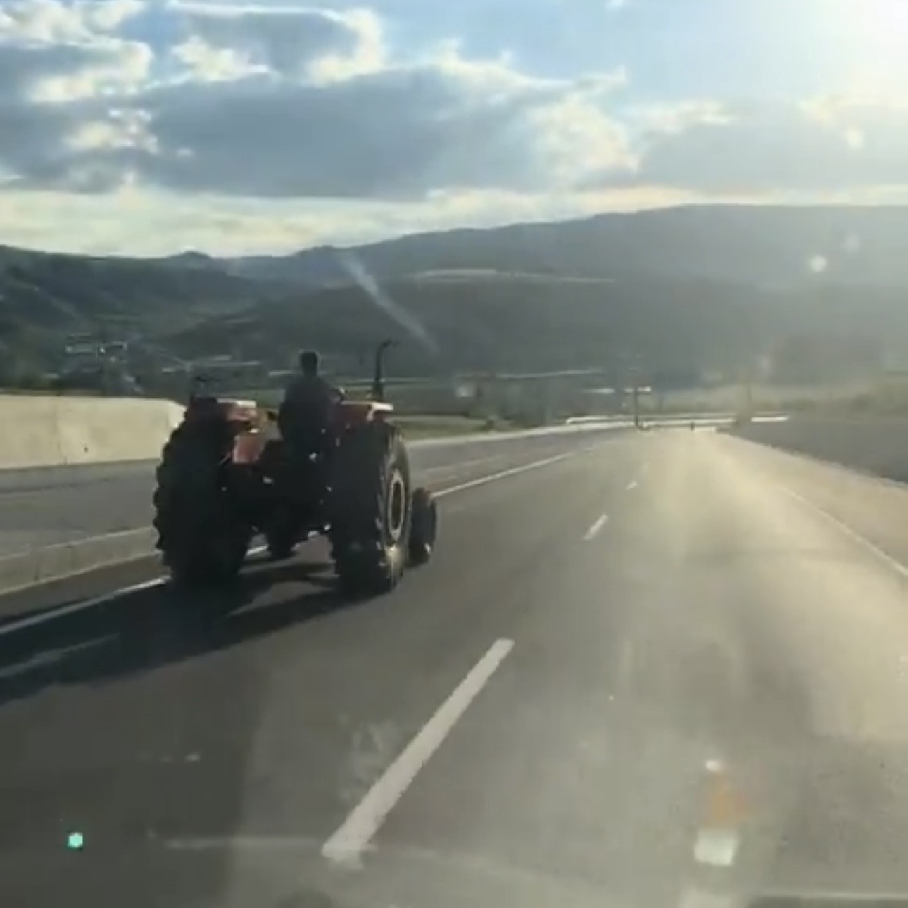 80-kilometre-hizla-giden-araci-sollayan-traktor-surucusu-kamerada