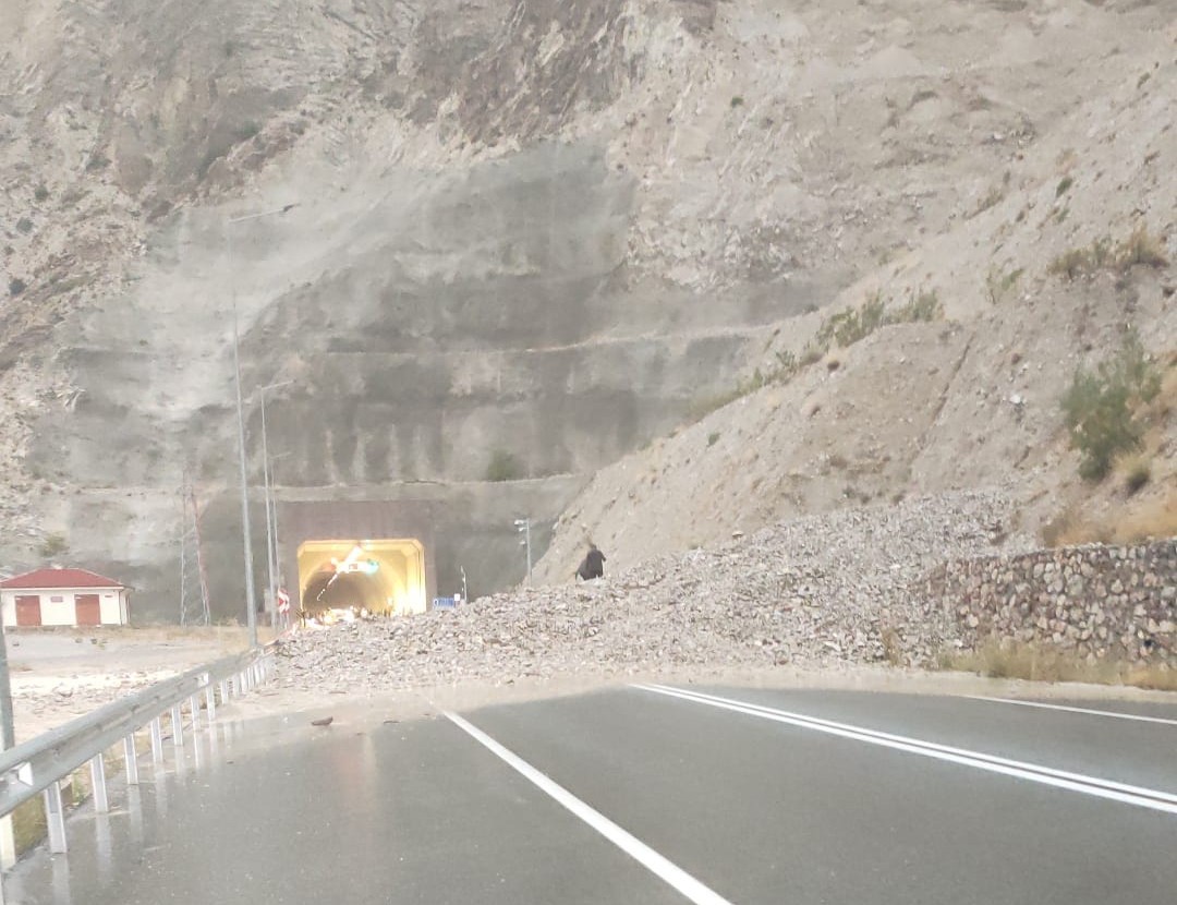 oltu-artvin-yolu-saganak-nedeniyle-trafige-kapandi
